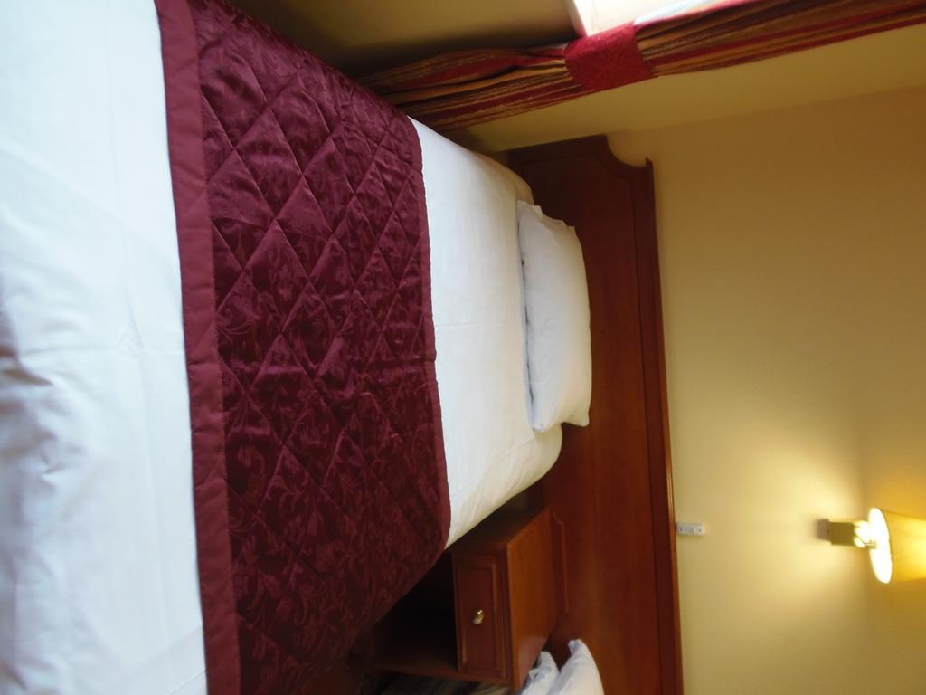 Lakeside Continental Hotel Camberley Luaran gambar